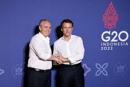 El presidente francés Emmanuel Macron da la bienvenida al presidente Alberto Fernández para una cena en el Hotel Sofitel en Nusa Dua en la isla turística indonesia de Bali