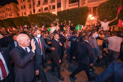 El presidente Saied recorre la calle Habib Bourguiba tras la consulta. Photo: APA Images via ZUMA Press Wire/dpa