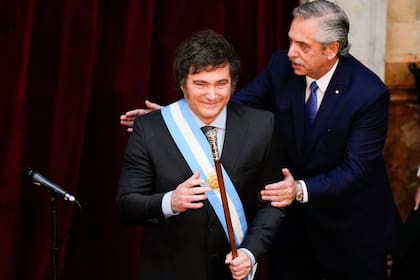 El presidente saliente de Argentina, Alberto Fernández, le entregó la banda presidencial en el Congreso a Milei. (AP Foto/Natacha Pisarenko, Archivo)
