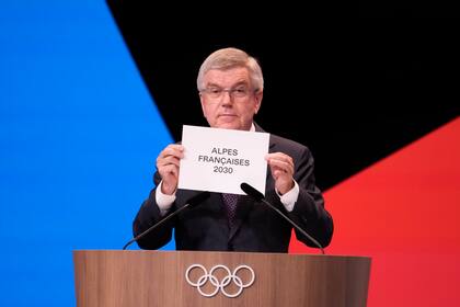 El presidente saliente del COI, Thomas Bach, cuando anunció a los Alpes franceses como sede de los Juegos Olímpicos de Invierno en 2030