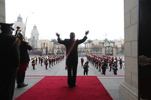 El presidente saliente, Francisco Sagasti, saluda desde el Palacio de Gobierno