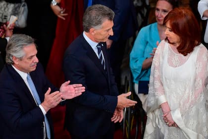El presidente saliente, Mauricio Macri, extiende la mano para saludar a la vicepresidenta Cristina Kirchner