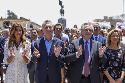 Mauricio Macri y Alberto Fernández se ubicaron a la par frente a la Basílica de Luján