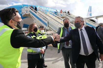El Presidente saluda a personal del vuelo