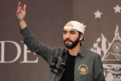 El presidente salvadoreño Nayib Bukele brinda una conferencia de prensa en un hotel de San Salvador, el 28 de febrero de 2021