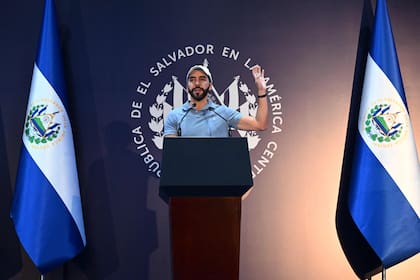 El presidente salvadoreño Nayib Bukele pronuncia un discurso tras emitir su voto en San Salvador, el 4 de febrero de 2024