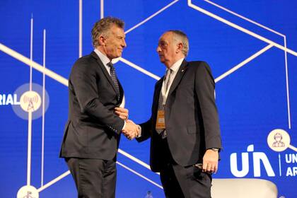 En el encuentro Macri saludó al titular de la UIA, Miguel Acevedo, quien aseguró que el país está "en un momento bisagra"