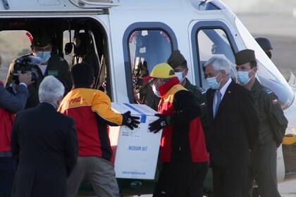 El presidente, Sebastian Piñera, recibe las vacunas en el aeropuerto