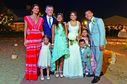 El Presidente, su mujer, Juliana Awada y su hija menor, Antonia, en la foto familiar. Las hijas de Tevez, Flor y Katie, también llevaron diseños de Javier Saiach, que en la pechera repetían los dibujos del traje de novia de su mamá.