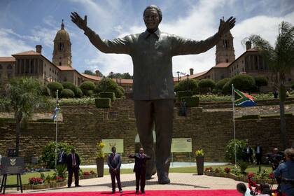 El presidente sudafricano Jacob Zuma posa con la estatua de Nelson Mandela en Pretoria