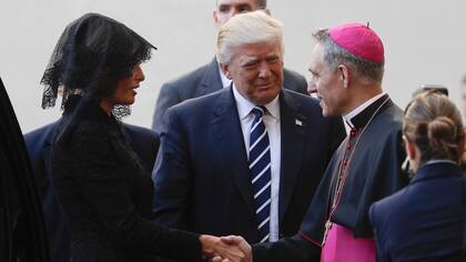 El presidente Trump y su esposa Melania son recibidos por el Prefecto de la Casa Papal, Monseñor Georg Gaenswein, a su llegada al patio de San Dámaso para su audiencia privada con el Papa Francisco, en el Vaticano