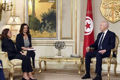 El presidente tunecino, Kais Saied, se reúne con la ministra del Interior italiana, Luciana Lamorgese en el Palacio de Cartago, a unos 15 kilómetros en las afueras de Túnez, el 27 de julio de 2020