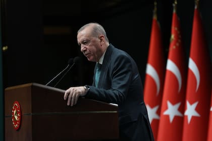 El presidente turco, Recep Tayyip Erdogan, pronuncia un discurso a la nación después de una reunión ministerial semanal en el Complejo Presidencial, en Ankara. Erdogan criticó a Israel por socavar todo intento por poner fin al conflicto en Medio Oriente. (Xinhua/Mustafa Kaya)
