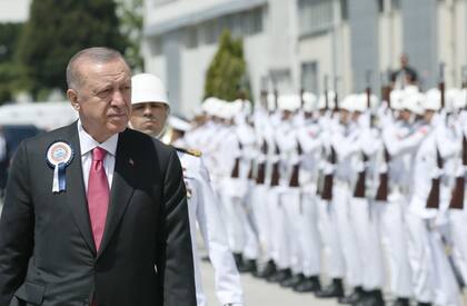 El presidente turco Recep Tayyip Erdogan pasa revista a un cuerpo militar
