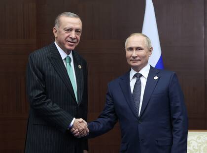 El presidente turco, Recep Tayyip Erdogan, se reúne con el presidente ruso, Vladimir Putin, al margen de la Conferencia sobre Interacción y Medidas de Fomento de la Confianza en Asia (CICA) en Astana, el 13 de octubre de 2022. (SERVICIO DE PRENSA PRESIDENCIAL DE TURQUÍA / AFP ) 