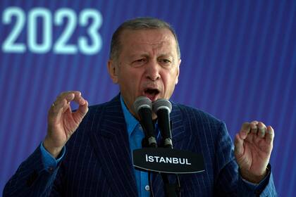 El presidente turco y candidato presidencial de la Alianza Popular, Recep Tayyip Erdogan, habla durante un mitin de la campaña electoral en Estambul, Turquía, el sábado 27 de mayo de 2023.