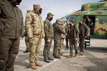 El presidente ucraniano Volodimir Zelenski visita el frente de combate en el este del país