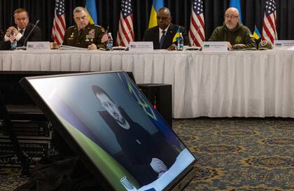 El presidente ucraniano Volodimir Zelensky pronuncia su discurso durante la reunión del Grupo de Contacto de Defensa de Ucrania en la base aérea estadounidense de Ramstein en Alemania el 20 de enero de 2023. 