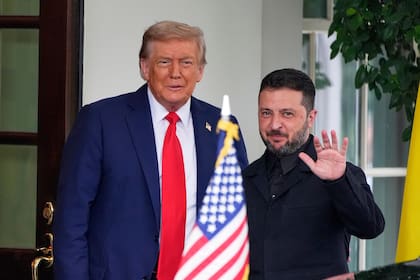 El presidente ucraniano Volodimir Zelensky, derecha, posa con su homólogo estadounidense Donald Trump