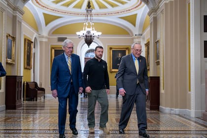 El presidente ucraniano Volodimir Zelensky, centro, camina en compañía del líder de la mayoría del Senado, Chuck Schumer, derecha, y el líder de la minoría del Senado, Mitch McConnell, a su llegada al Capitolio para reunirse con legisladores de ambos partidos, en Washington, el jueves 26 de septiembre de 2024. (AP Foto/J. Scott Applewhite)