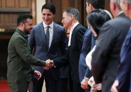 El presidente ucraniano, Volodimir Zelensky, con el primer ministro Justin Trudeau, estrechan la mano del presidente de la Cámara de los Comunes, Anthony Rota, durante una ceremonia en la Colina del Parlamento el 22 de septiembre de 2023 en Ottawa, Canadá.