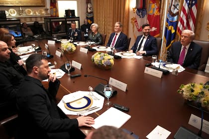 El presidente ucraniano, Volodimir Zelensky (izq.), conversa con el presidente estadounidense, Donald Trump (der.), y miembros de su gabinete durante un almuerzo en la Casa Blanca el 17 de octubre de 2025, en Washington, D.C.