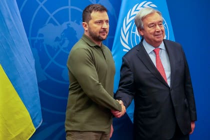 El presidente ucraniano Volodimir Zelensky saluda al secretario general de la ONU, Antonio Guterres, en la sede de Naciones Unidas, el 19 de septiembre de 2023