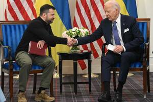 Biden y Zelensky se reunieron en París: un pedido de disculpas y otro desembolso millonario