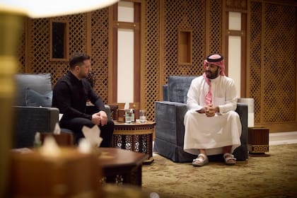 El presidente ucraniano, Volodimir Zelensky, y el príncipe heredero de Arabia Saudita, Mohammed bin Salman, reunidos en Yeda