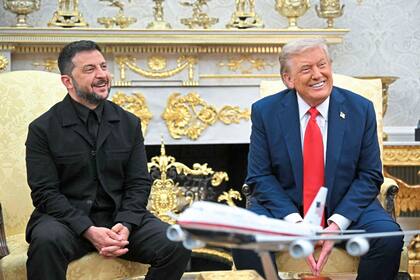 El presidente ucraniano, Volodimir Zelensky, y el presidente de los Estados Unidos, Donald Trump, participan en una reunión en la Oficina Oval de la Casa Blanca en Washington, DC, el 18 de agosto de 2025