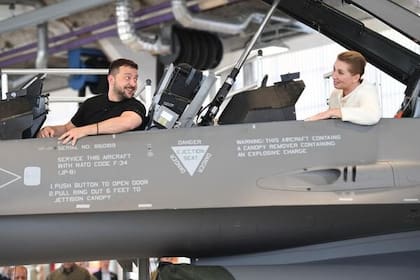 El presidente ucraniano, Volodimir Zelensky, y la primera ministra de Dinamarca, Mette Frederiksen, en la base aérea de Skrydstrup en Vojens, Dinamarca, el 20 de agosto de 2023