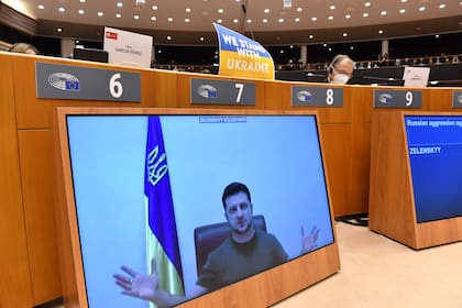 El presidente ucraniano Volodymyr Zelensky aparece en una pantalla mientras habla en una videoconferencia durante una sesión plenaria especial del Parlamento Europeo centrada en la invasión rusa de Ucrania en la sede de la UE en Bruselas, el 01 de marzo de 2022. 