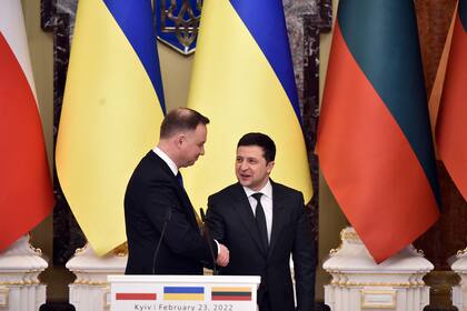 El presidente ucraniano Volodymyr Zelensky estrecha la mano del presidente polaco Andrzej Duda tras una rueda de prensa conjunta en Kiev el 23 de febrero de 2022.