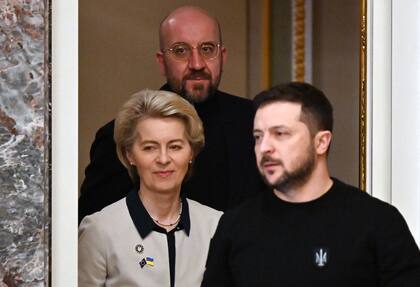 El presidente ucraniano Volodymyr Zelensky, la presidenta de la Comisión Europea Ursula von der Leyen y el presidente del Consejo Europeo Charles Michel llegan para una conferencia de prensa conjunta durante una cumbre UE-Ucrania en Kiev el 3 de febrero de 2023