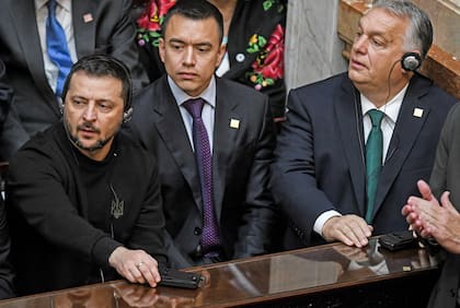 El presidente ucraniano, Volodymyr Zelensky y el primer ministro húngaro, Viktor Orban, asisten a la ceremonia de investidura del nuevo presidente de Argentina, Javier Milei, en el Congreso. 