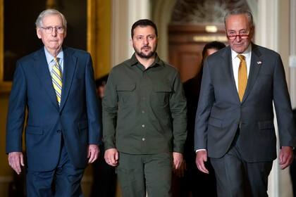 El presidente ucraniano Volodymyr Zelenskyy (centro) camina junto al líder de la minoría en el Senado de Estados Unidos, Mitch McConnell (izquierda) y el líder de la mayoría en el Senado Chuck Schumer, en el Capitolio, el jueves 21 de septiembre de 2023
(AP Foto/Mark Schiefelbein, Archivo)