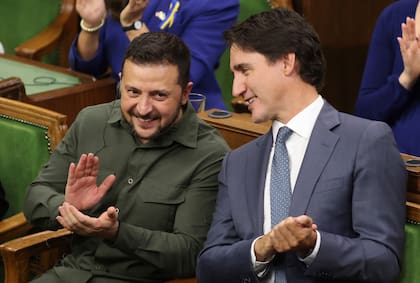 El presidente ucraniano, Volodymyr Zelenskyy, y el primer ministro canadiense, Justin Trudeau, conversan tras pronunciar un discurso en la Cámara de los Comunes, en el Parlamento, en Ottawa