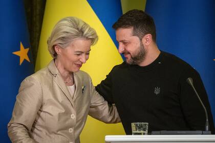 El presidente ucraniano, Volodymyr Zelenskyy, y la presidenta de la Comisión Europea, Ursula von der Leyen, asisten a una conferencia de prensa en Kiev, Ucrania, el sábado 4 de noviembre de 2023. (Foto AP/Efrem Lukatsky)