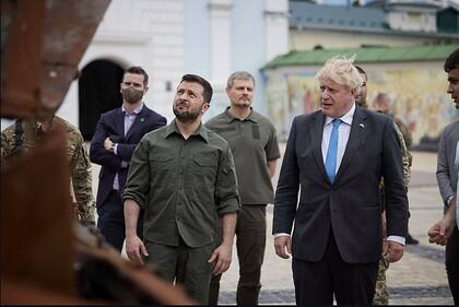El presidente ucrnaiano, Volodimir Zelensky, junto al primer ministro de Reino Unido, Boris Johnson.