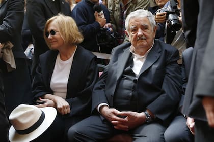 El presidente uruguayo José Pepe Mujica junto a Soledad Silveyra, en el velatorio de China Zorrilla