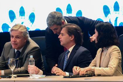 El presidente uruguayo Luis Lacalle Pou habla con el presidente paraguayo Mario Abdo Benítez durante la cumbre del Mercosur en Luque, Paraguay