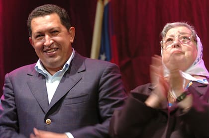 El presidente venezolano Hugo Chávez junto a Hebe de Bonafini en el ND Ateneo, Buenos Aires, el 1/2/2005