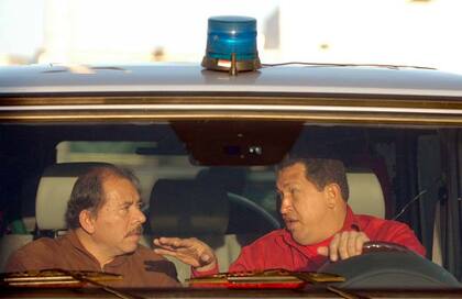 Hugo Chávez y Daniel Ortega, en un auto en Managua, 12 de marzo de 2007