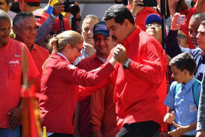 El presidente venezolano Nicolás Maduro baila con su esposa Cilia Flores durante una marcha oficialista en Caracas, el 23 de febrero de 2019.