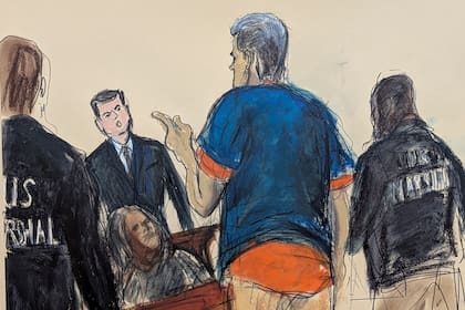 El presidente venezolano, Nicolás Maduro (centro), reacciona ante un espectador tras su comparecencia en el tribunal federal de Manhattan, el lunes 5 de enero de 2026, en Nueva York. (Elizabeth Williams vía AP)