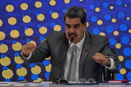 El presidente venezolano Nicolás Maduro durante una ceremonia de notificación para el referendo sobre el futuro de un territorio disputado con Guyana, el lunes 4 de diciembre de 2023, en Caracas. (AP Foto/Ariana Cubillos)