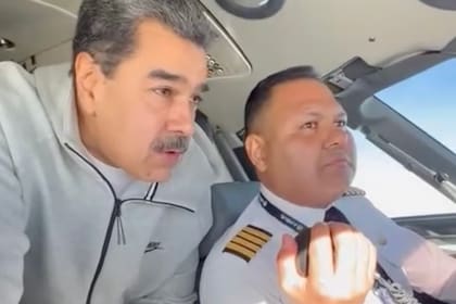El presidente venezolano, Nicolás Maduro, en la cabina de un avión junto al piloto de la nave