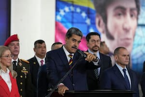 El presidente venezolano, Nicolás Maduro, habla con la prensa en el Tribunal Supremo de Justicia, adonde llegó para los procedimientos relacionados con la auditoría de los resultados de las elecciones presidenciales en Caracas, Venezuela, el viernes 9 de agosto de 2024. Detrás hay una imagen del héroe de la independencia, Simón Bolívar. (Foto AP/Matías Delacroix)