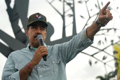 El presidente venezolano, Nicolás Maduro, hace gestos a los miembros jóvenes del Partido Socialista Unido durante un evento que marca el ala juvenil del 16º aniversario del partido en Caracas, Venezuela, el jueves 12 de septiembre de 2024.