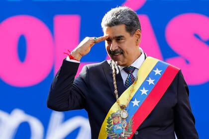 El presidente venezolano Nicolás Maduro saluda a sus partidarios el día de su toma de posesión para un tercer mandato en el palacio presidencial de Miraflores en Caracas, Venezuela, el 10 de enero de 2025.